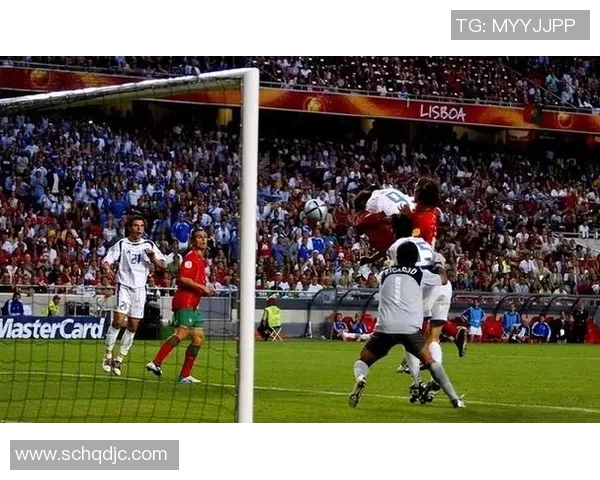 足球明星跨越时空的传球瞬间展现足球魅力与传奇故事